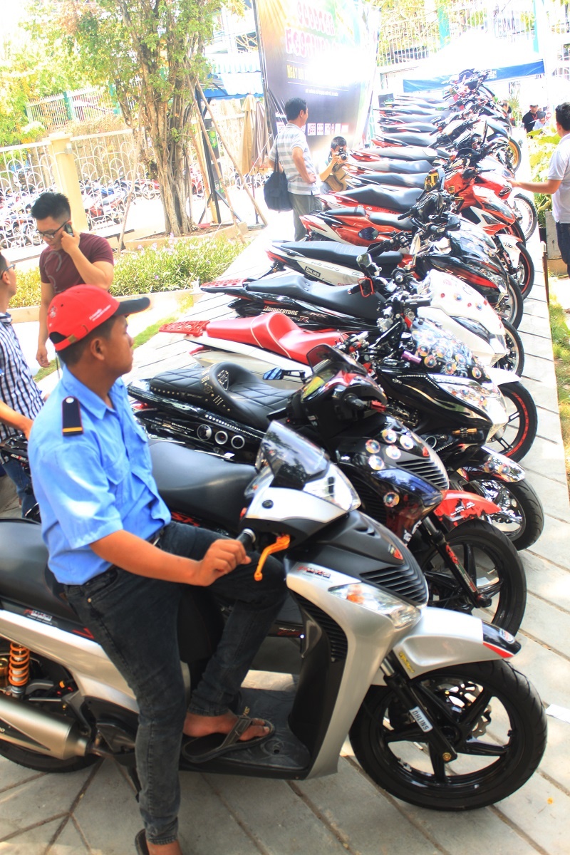 Mỗi người tham gia được phát một phiếu “like” để dán lên chiếc xe mà mình yêu thích. Kết thúc chương trình, ban tổ chức sẽ đếm số lượng like để tìm ra chiếc xe chiến thắng. 