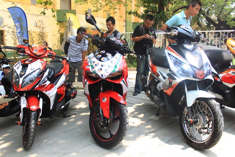 Cặp đôi Nouvo LX độ theo phong cách superbike nhận được nhiều sự quan tâm của người xem.
