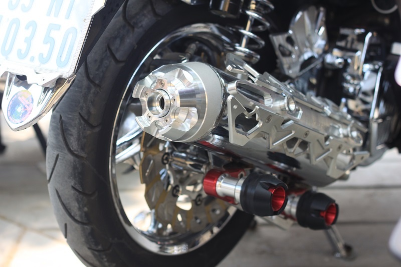 Và ống pô cũng đồng nhất phong cách bằng cách sử dụng nhôm cắt CNC.