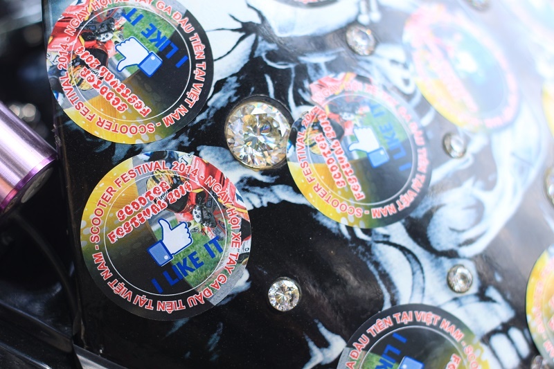 Vỏ xe được đính 318 viên “kim cương” bằng pha lê tinh khiết.