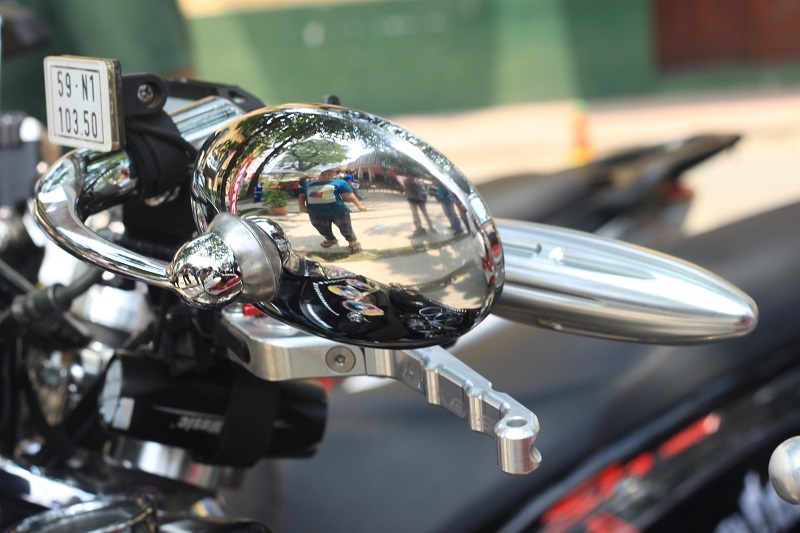 Gương trước được gắn biển số. Tất nhiên nhiều tính năng này không thực sự hữu dụng tất cả, nhưng nó được chế với niềm đam mê bất tận của chủ nhân. 