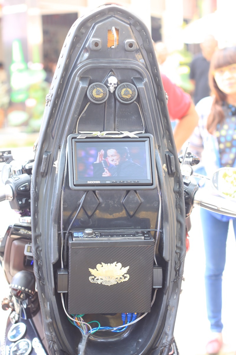 Dưới yên xe là một hệ thống âm thanh Pioner và màn hình LCD. Để dàn âm thanh hoạt động, xe phải nổ máy. Ngoài ra, xung quanh xe được gắn hệ thống đèn LED màu xanh phát sáng rất đẹp, có thể bật tắt bằng một công tắc.