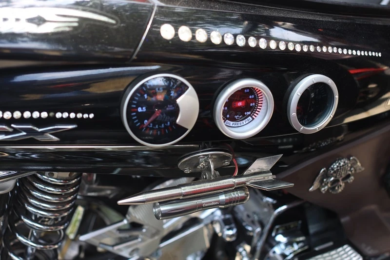 Hai bên sườn xe, chủ xe gắn sáu đồng hồ hiển thị các thông số như nhiệt độ dầu, vòng tua máy… nhưng mục đích chính những đồng hồ này là trang trí.