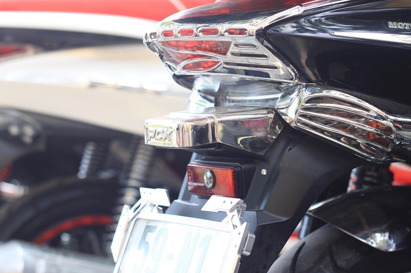 Camera lùi được gắn ngay vị trí đèn hậu phản quang phía trên biển số. Camera này được nối với màn hình phía trước, người lái không cần nhìn gương chiếu hậu vẫn biết chuyện gì đang xảy ra phía sau.