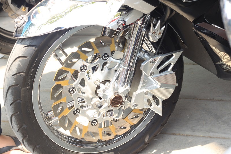 Thắng đĩa trước được độ cầu kỳ với bảo vệ cụm heo dầu được cắt nhôm CNC.