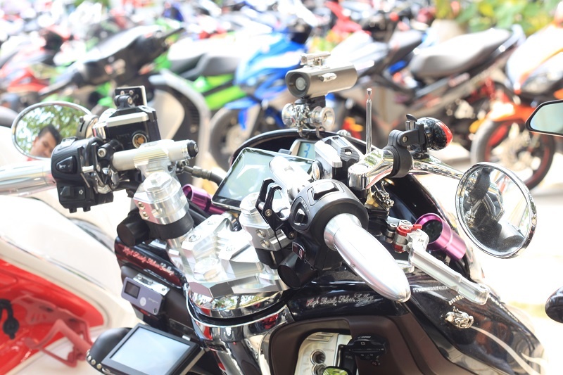 Tay lái cũng được cắt từ nhôm nguyên khối được nhập từ Thái Lan.