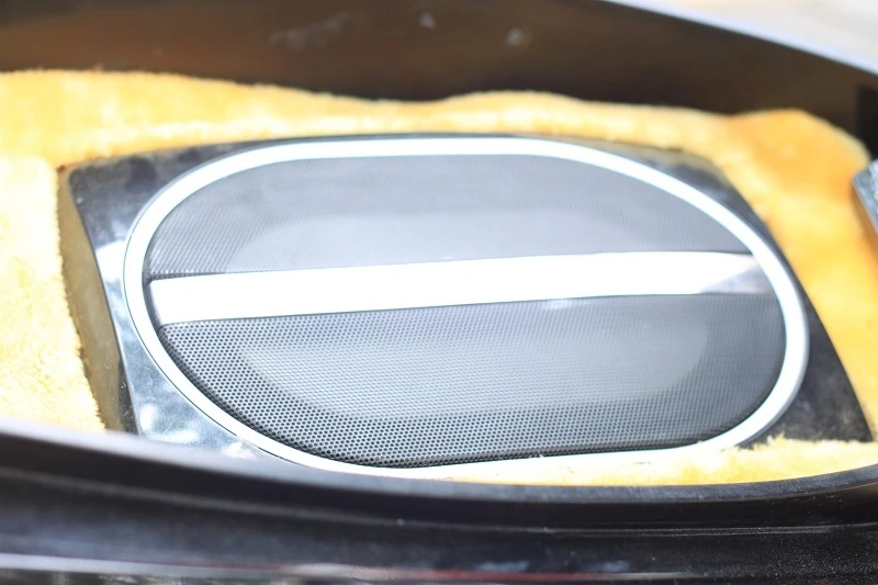 Loa siêu trầm được giấu trong cốp.