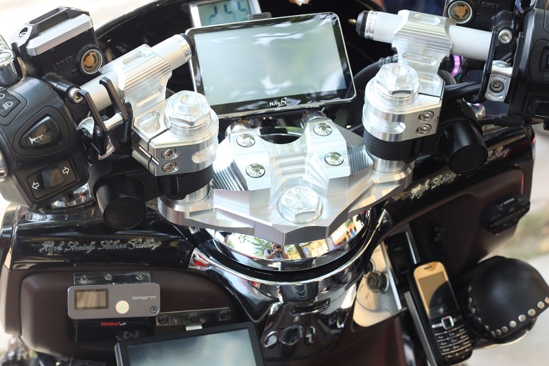 Phần đầu được trang bị hai màn hình bao gồm một màn hình trung tâm để hiển thị GPS và màn hình phụ để hiển thị hình ảnh từ camera lùi. Nó còn được tích hợp các tính năng giải trí đa phương tiện tương tự một chiếc iPad.