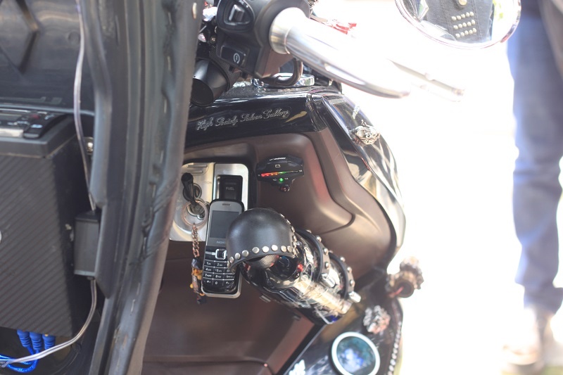 Xe cũng được trang bị một điện thoại Nokia để chủ xe liên lạc.