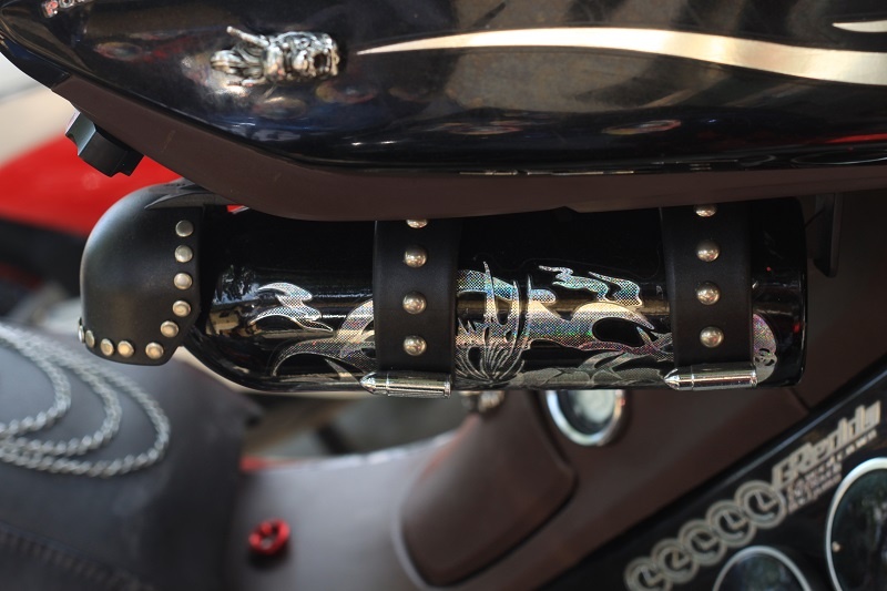 Có hai bình chữa cháy mini được gài phía trước xe, đề phòng những tình huống hỏa hoạn khi đi đường dài.