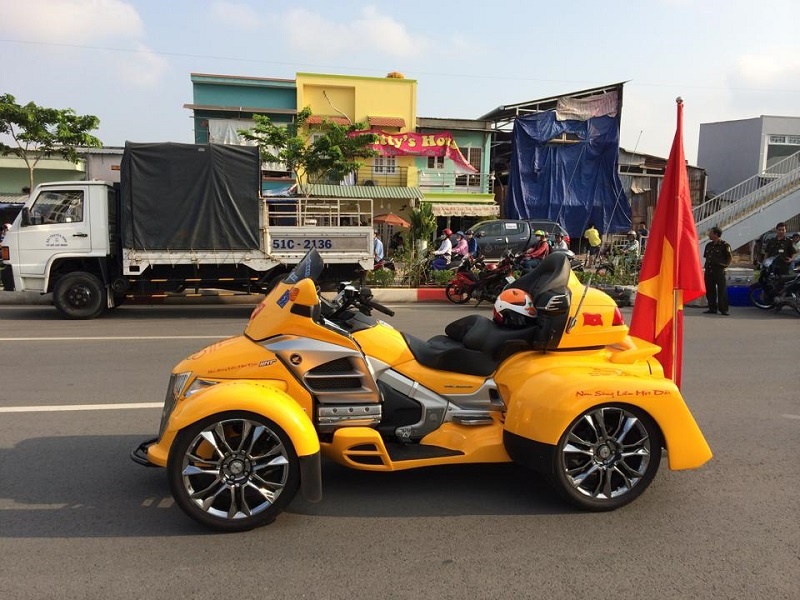 Nổi bật nhất trong dàn môtô hộ tống là chiếc Honda Gold Wing độ độc nhất tại Sài Gòn. Chiếc xe này được dân chơi Sài Gòn đặt bộ kit từ Mỹ. Nó xứng đáng trở thành “bậc đàn anh” khi đứng cạnh những mẫu mẫu Gold Wing nguyên bản. Sức mạnh đến từ động cơ 1.832 phân khối của Honda.