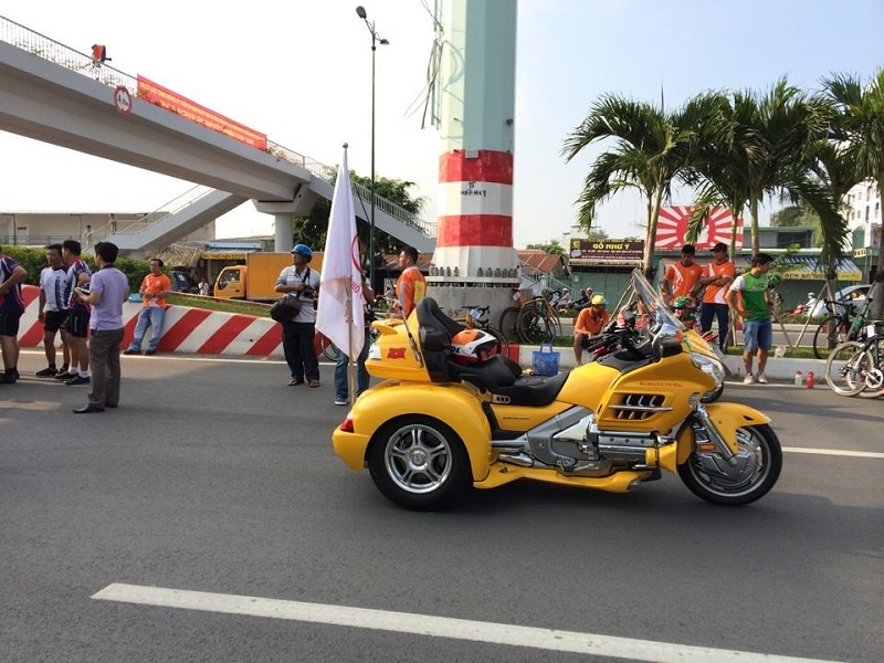 Honda Gold Wing độ ba bánh cũng tham gia chương trình này. Gold Wing với sức mạnh thể thao và vẻ sang trọng của một chiếc xe đường trường kết hợp hài hòa để tạo nên một chiếc touring tuyệt vời nhất của hãng này. Sau khi được lắp bộ phụ kiện 3 bánh mua từ nước ngoài, Gold Wing trở nên đồ sộ, bắt mắt hơn.