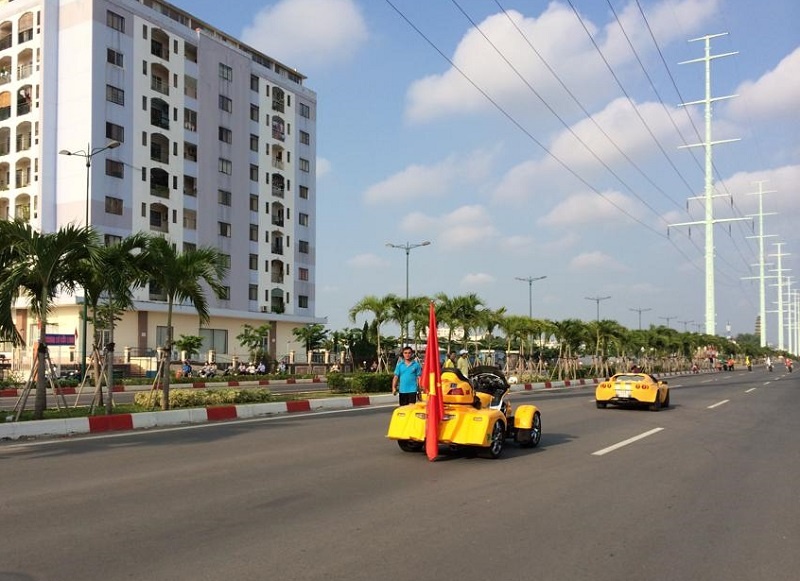 Dẫn đầu đoàn hộ tống là một chiếc xe thể thao Lotus Elise màu vàng. Elise được lắp động cơ 4 xy lanh, 1,8 lít DOHC. Công suất 190 mã lực, 181Nm mô men xoắn.  Với trọng lượng nhẹ, Elise đạt tới tốc độ 100 km/h chỉ sau 4,9 giây và có tốc độ tối đa 240 km/h.