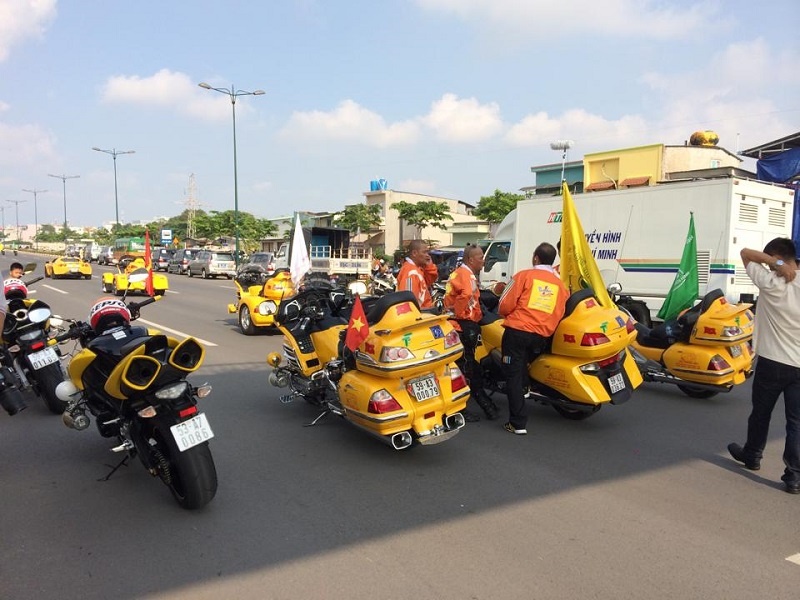 Dan mo to khung mau vang dan doan dua xe dap o Sai Gon hinh anh