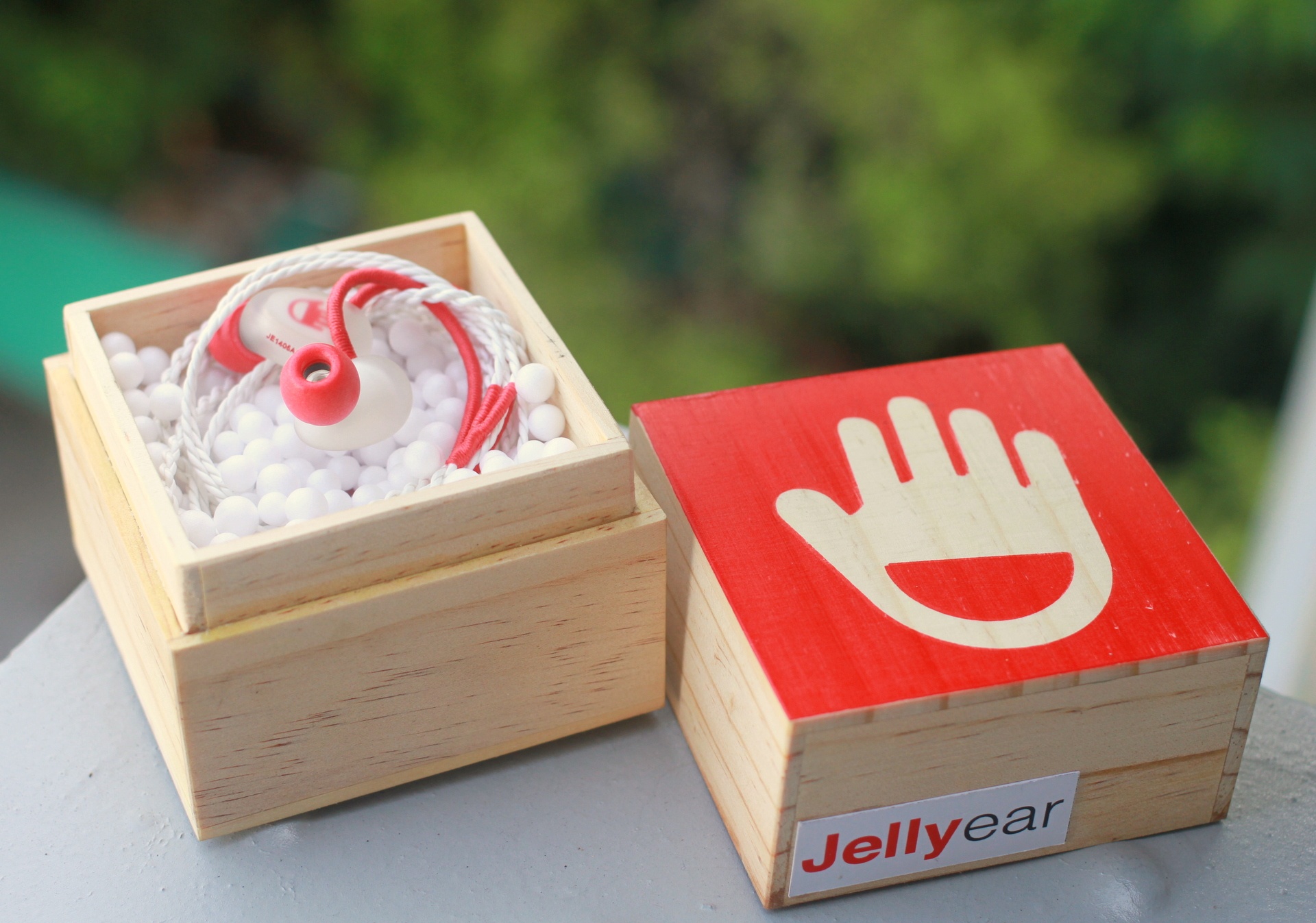 Mo hop tai nghe lam bang tay made in Vietnam hinh anh