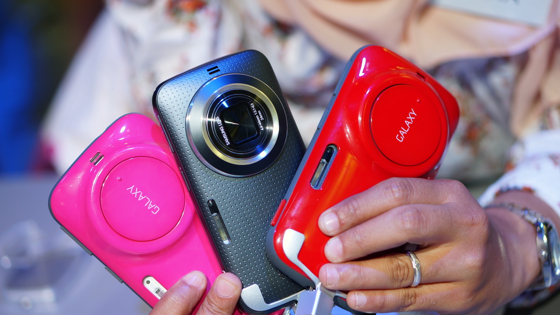 Anh thuc te Galaxy K Zoom voi mat lung giong S5 hinh anh