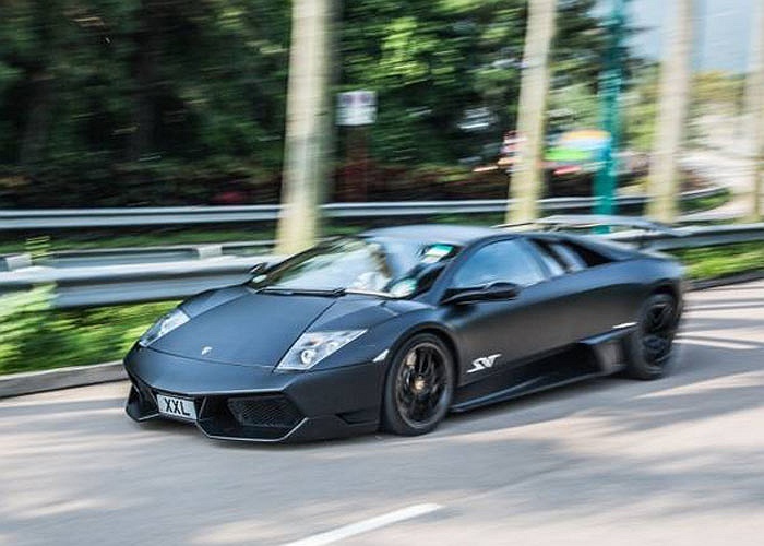 Bên cạnh những hàng độc như Koenigsegg Hundra, chiếc Koenigsegg thứ 100 được xuất xưởng, một chiếc Koenigsegg Agera R màu xanh lá, siêu xe Pagani Huayra, Pagani Zonda Cinque... các siêu xe mang thương hiệu Ferrari, Lamborghini ít nhiều trở nên lép vế.