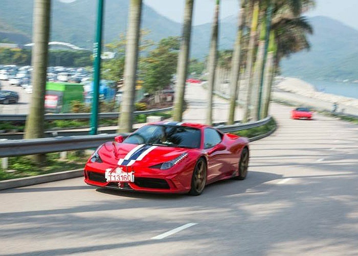 Không chỉ thế, những tay chơi này còn khoe các cô nàng bạn gái gợi cảm và xinh đẹp