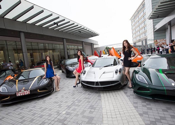 Ngắm dàn siêu xe độc cùng các cô bạn gái chân dài của đại gia Hongkong