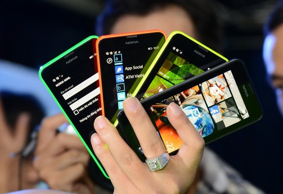 Dung thu Lumia 630 gia 3,5 trieu, ho tro 2 SIM, nhieu mau hinh anh
