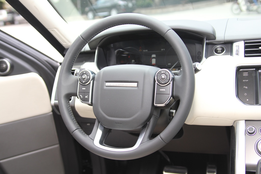 Range Rover cũng chú trọng đến tính thể thao và hiện đại cho mẫu xe mang cái tên Sport này. 