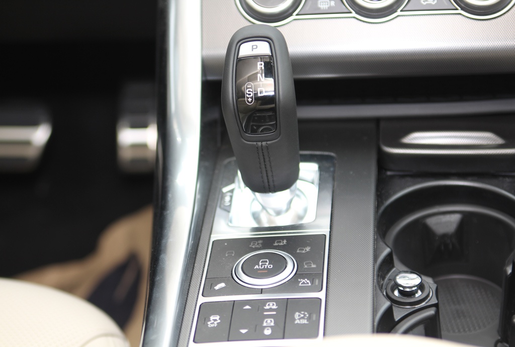 Các chi tiết được làm thủ công với những đường nét thanh lịch và sang trọng.