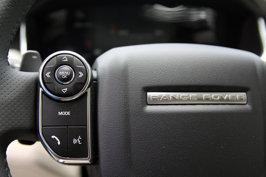 Xe được UK Auto phân phối chính hãng tại Việt Nam.