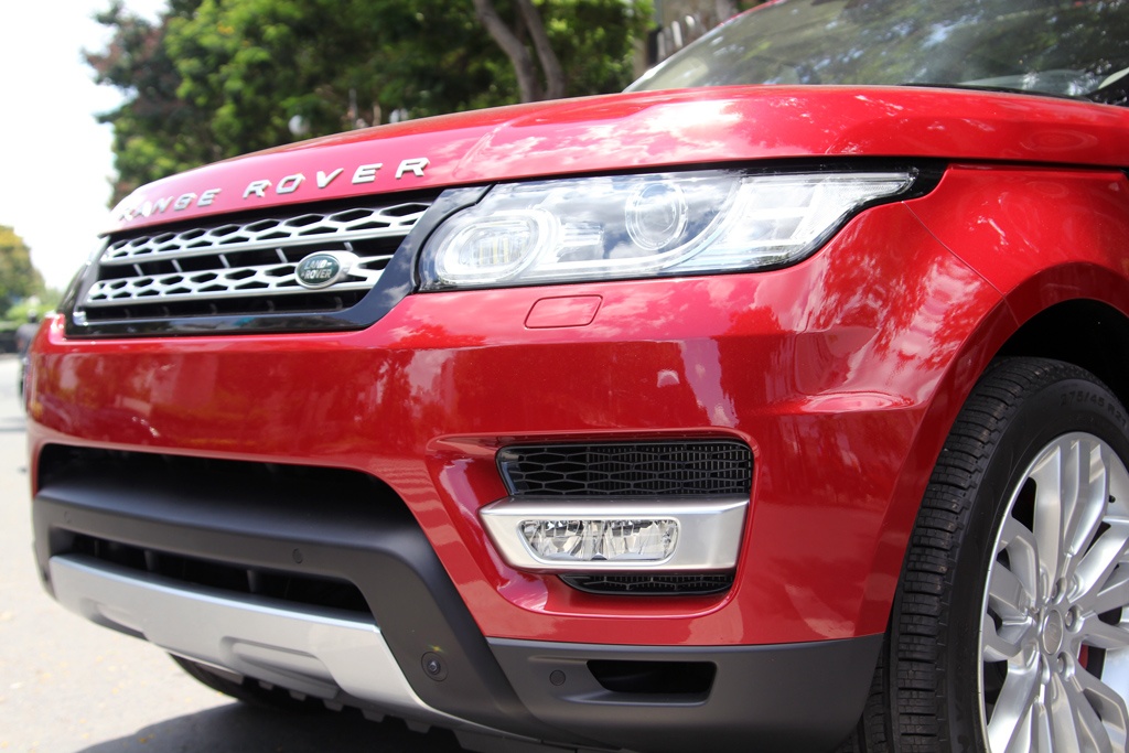 Range Rover Sport 2014 có kích thước lớn, xe có chiều dài 4.850mm, rộng 2.220mm, cap 1.780 mm, với chiều dài cơ sở 2.923 mm, khoảng sáng gầm xe từ 213 – 278 mm do có thể điều chỉnh bằng nút bấm điện tử trên xe. 