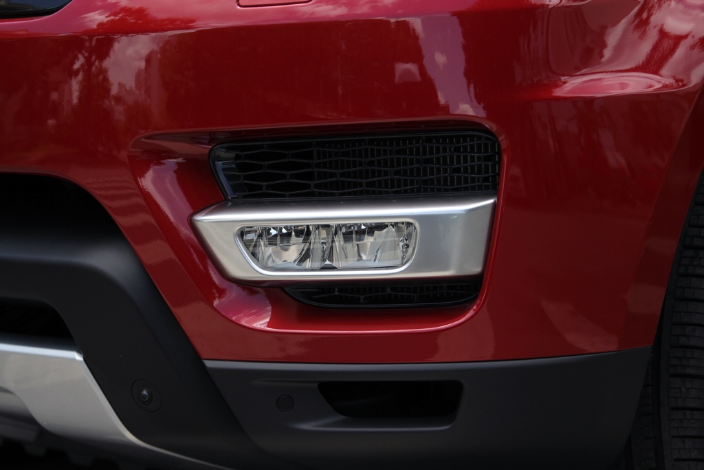 Điểm ấn tượng và đột phá nhất của Range Rover Sport chính là gầm và thân xe được làm hoàn toàn bằng nhôm, giúp giảm trọng lượng của xe đến 420 kg.