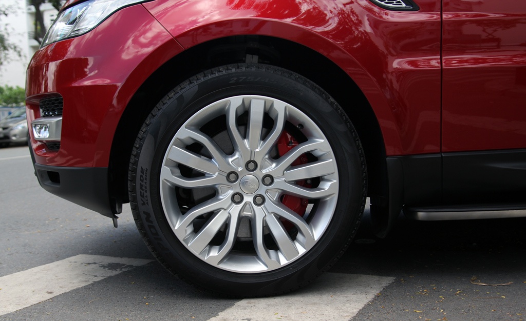 Khi trọng lượng được giảm xuống thì đồng nghĩa là khả năng linh hoạt, vận hành và tiết kiệm nhiên liệu sẽ được tăng lên, đó cũng là một phần lý do giúp cho Range Rover Sport nhanh nhẹn hơn và thể thao hơn.