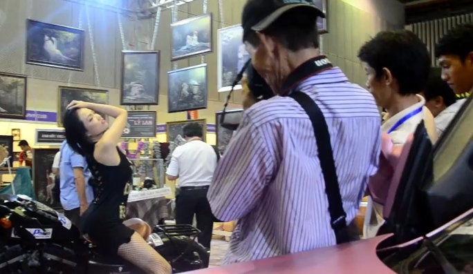 Nguoi dep trong 'vong vay' cua cac tay may hinh anh