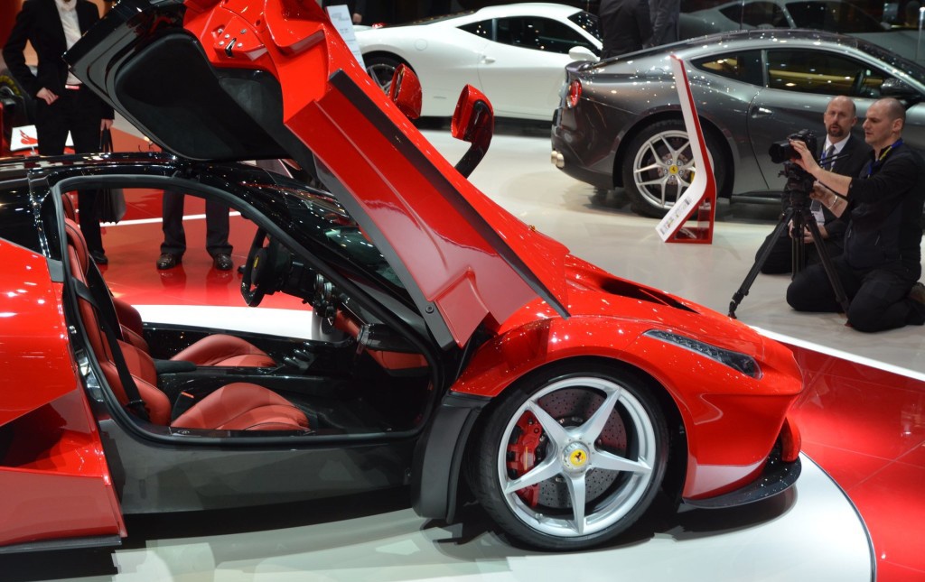 Một chiếc LaFerrari có thể sẽ mua được 73 mẫu sedan Honda Civic, hoặc 109 mẫu sedan Nissan Versa. 