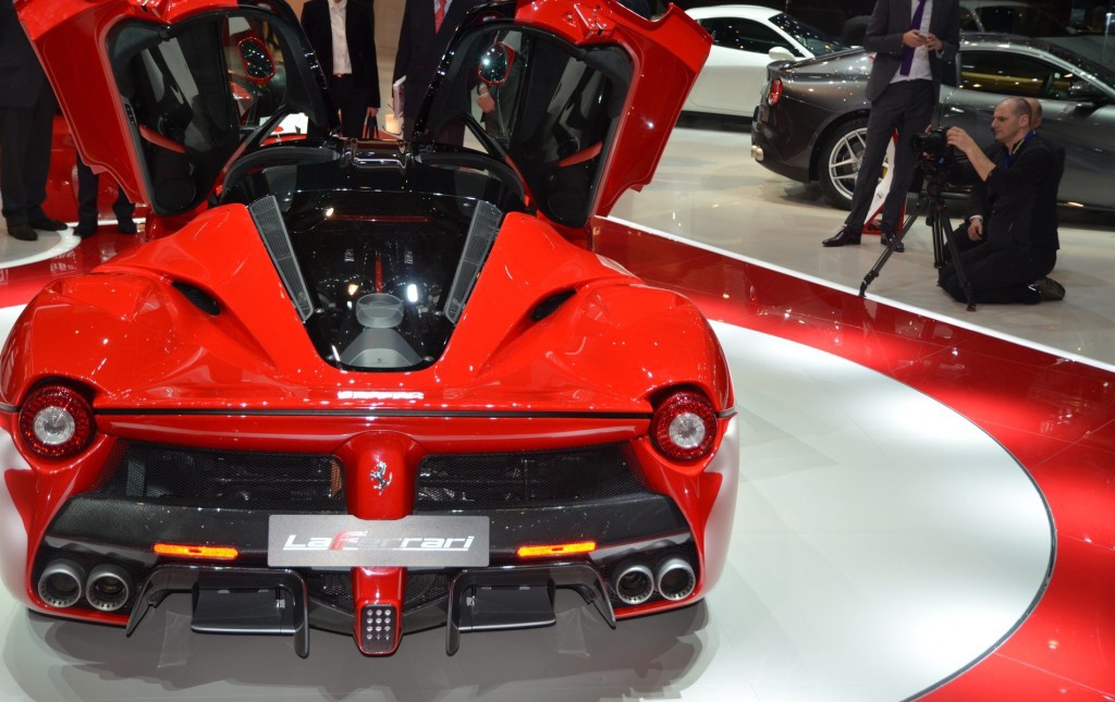 Siêu xe có tổng công suất cực lớn 950 mã lực từ động cơ V-12 6.3 lít với 789 mã lực và 161 mã lực được cung cấp từ động cơ điện với lõi là nam châm vĩnh cửu. LaFerrari có khả năng tăng tốc từ 0-100 km/h chỉ mất 2,6 giây và đạt tốc độ 160 km/h chỉ trong 5,1 giây, tốc độ tối đa là 350 km/h. Khả năng tiêu hao nhiên liệu là 100km/14,1 lít trên cao tốc.