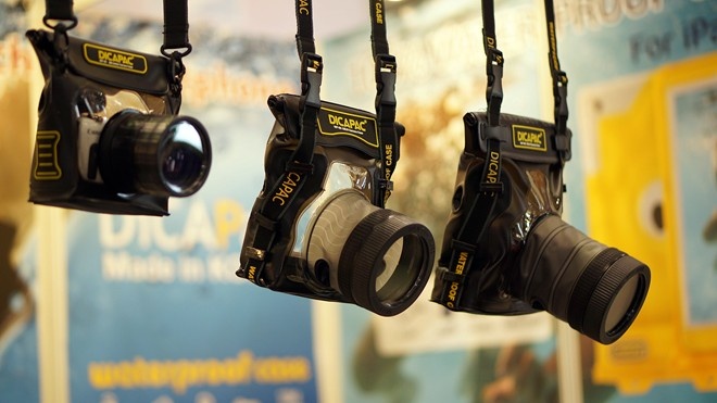 Nhieu do choi doc cho camera tai trien lam o Sai Gon hinh anh