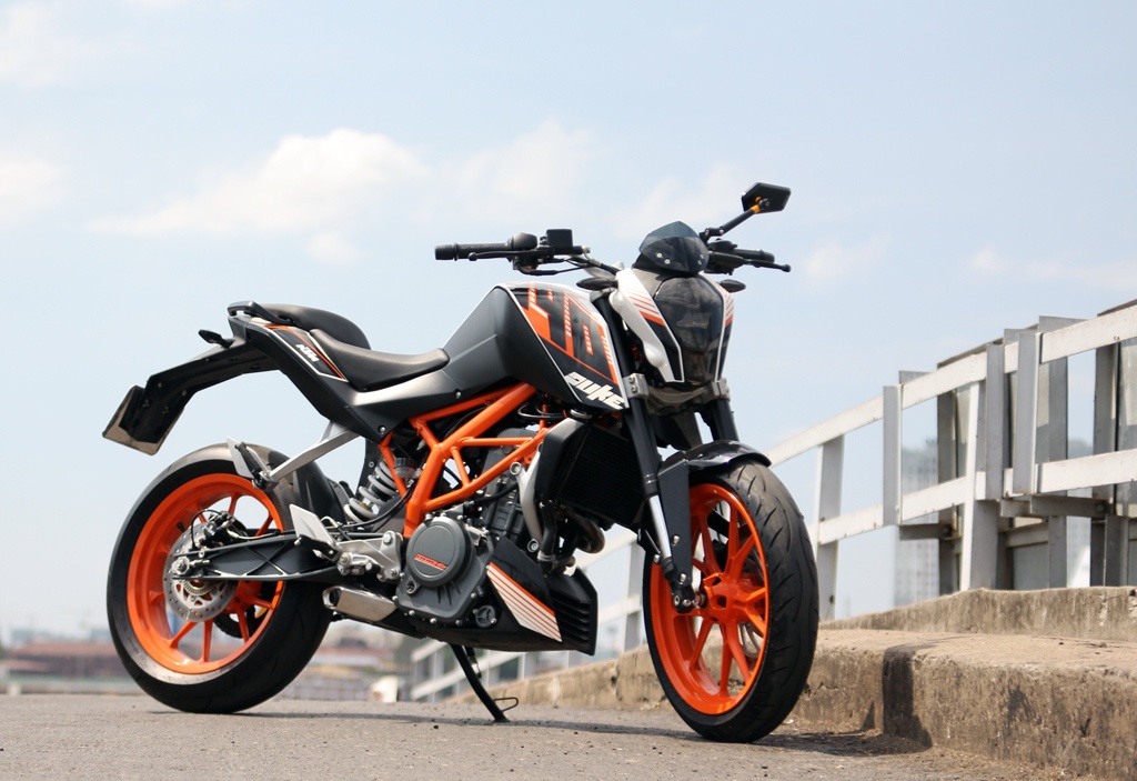 KTM Duke 390 linh hoat tren pho hinh anh