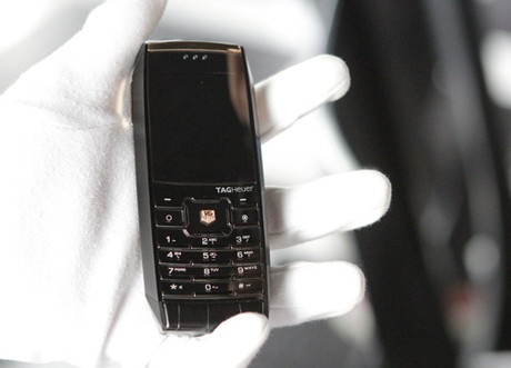 Tấm chắn camera, nắp lưng, viền trên dưới màn hình và nhiều nút bấm trên thân máy làm từ vàng hồng. 