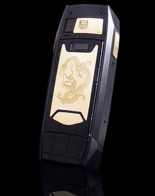 Vỏ, khung và bàn phím làm bằng thép không rỉ 316L, tương tự vỏ máy bay có độ bền và khả năng chống ăn mòn cao.  