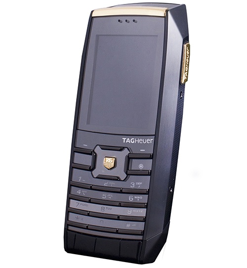 TAG Heuer còn thể hiện sự tinh tế và chú trọng đến sự tiện lợi dành cho khách hàng khi sử dụng điện thoại MERIDIIST bằng cách trang bị màn hình phụ với công nghệ OLED trên đỉnh máy và được bảo vệ bằng kính sapphire siêu cứng tương tự màn hình chính. 