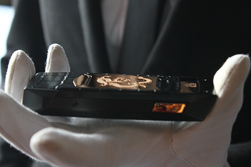 Dien thoai rong 2 sim gia nua ty, hang doc tai Viet Nam hinh anh