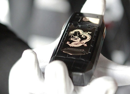 Chất liệu vàng hồng đạt tiêu chuẩn quốc tế, được sử dụng rộng rãi trên thân máy, đặc biệt là nắp lưng khắc hình rồng bằng tay.