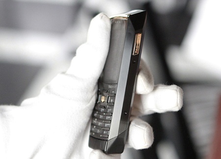 Máy được thiết kế màn hình làm bằng tinh thể saphire, thân máy được làm bằng một loại thép đặc biệt, có tác dụng chống ô-xy hóa, phù hợp với điều kiện tại các nước có độ ẩm cao như Việt Nam.