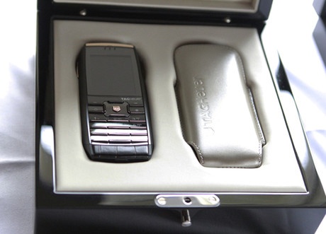 Phần nút điều khiển trung tâm, nút điều chỉnh âm thanh, mặt sau của máy và phần nắp che camera đều được làm từ vàng nguyên khối, thay vì mạ vàng như một số sản phẩm khác.