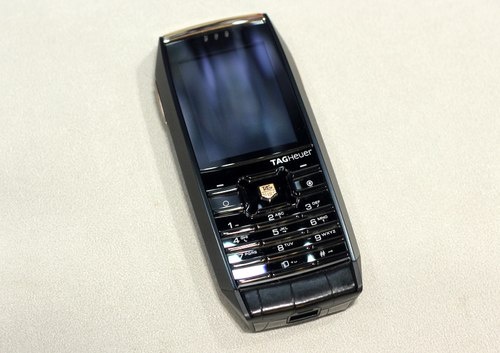 Riêng lớp da bọc ở phần đuôi máy được làm bằng da cá sấu Mississipi.