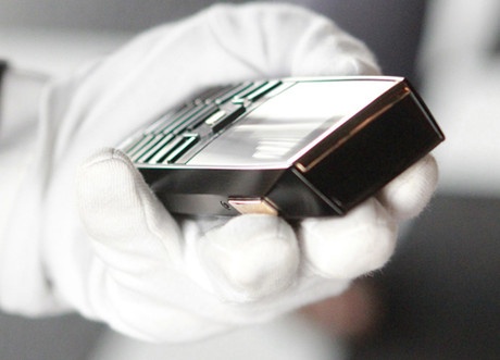 Một điểm đặc biệt nữa là phần đỉnh đầu của máy được tích hợp màn hình phụ, có khả năng hiện giờ hoặc hiện các cuộc gọi nhỡ, cho phép người dùng xem nội dung ngay cả khi chưa rút máy ra khỏi túi áo. 