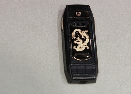 Các chất liệu cấu thành lên MERIDIIST được chọn lựa kỹ lưỡng. Lớp da bọc ở lưng máy làm bằng da cá sấu vùng Mississipi và khâu thủ công bởi Hãng Pinel & Pinel tại Pháp.