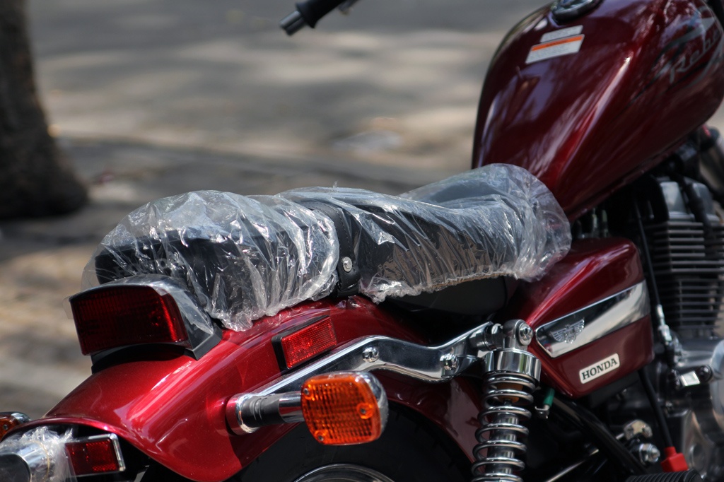 Bình xăng dung tích 9,8 lít, với mức xăng dự phòng 2,6 lít được sử dụng bằng một khóa xăng nhỏ phía trên bình xăng con.