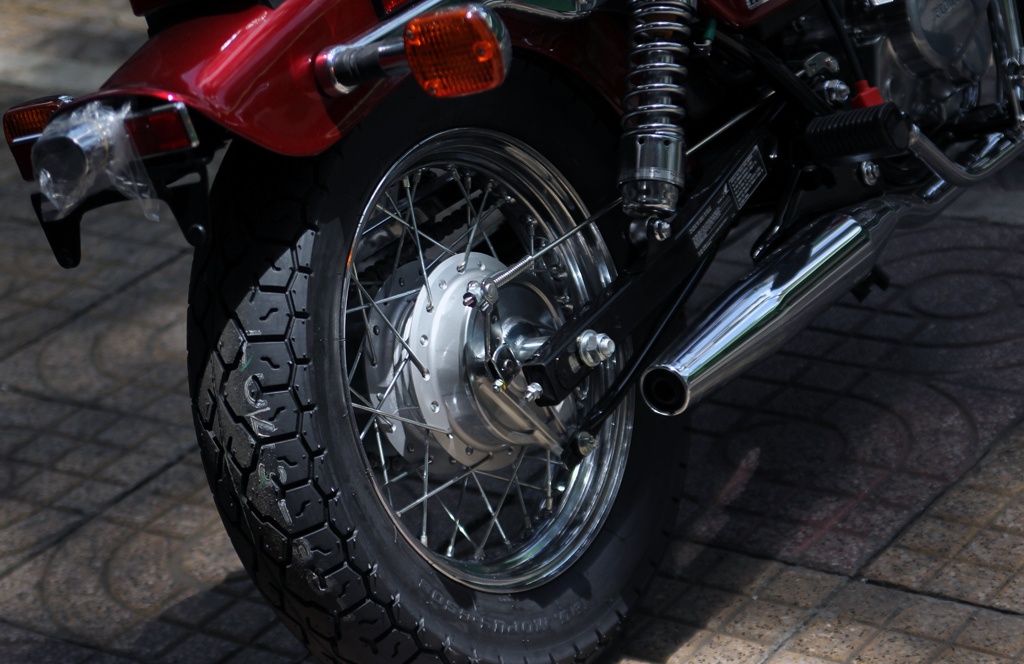 Từ phía sau, cặp ống xả cân đối hai bên, cụm đèn xi-nhan mở rộng. Đèn hậu và đèn chiếu sáng bảng số tách rời nhau.