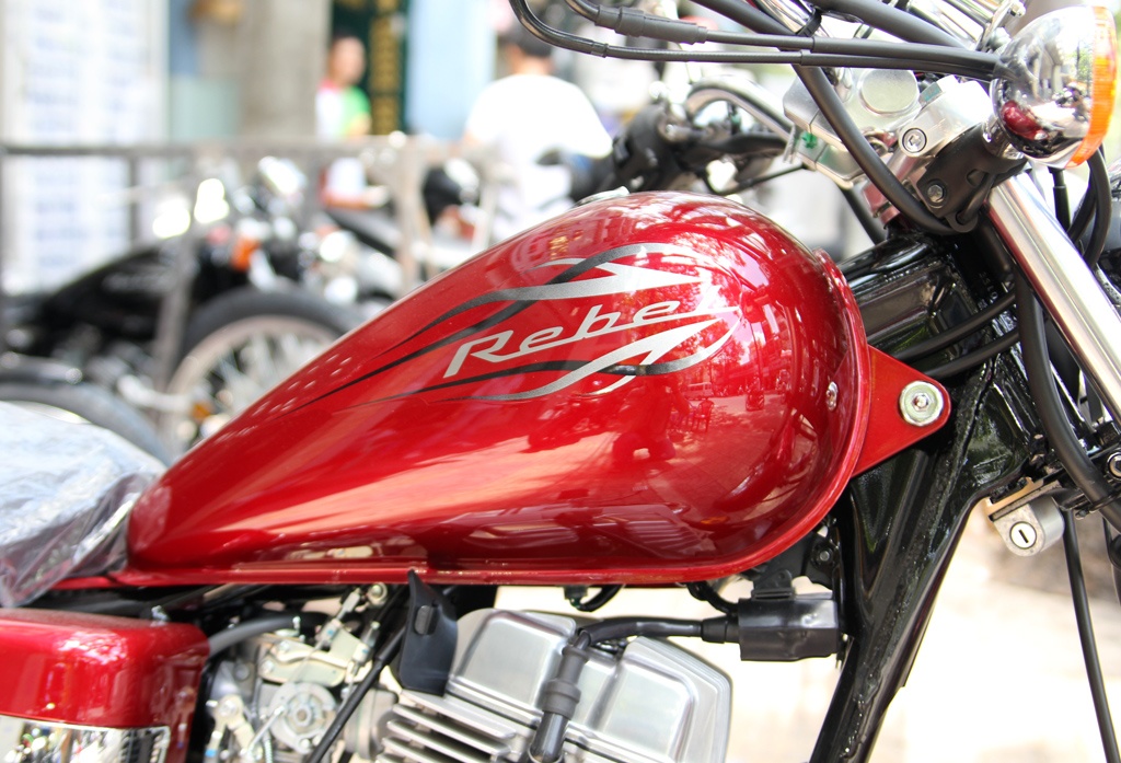 Mang mã CMX250C, Rebel 250 xuất hiện lần đầu tiên năm 1985, sử dụng động cơ 234 phân khối chia sẻ từ Nighthawk 250 với sự bền bỉ của động cơ hai xi-lanh thẳng hàng, tiếng nổ trầm ấm.