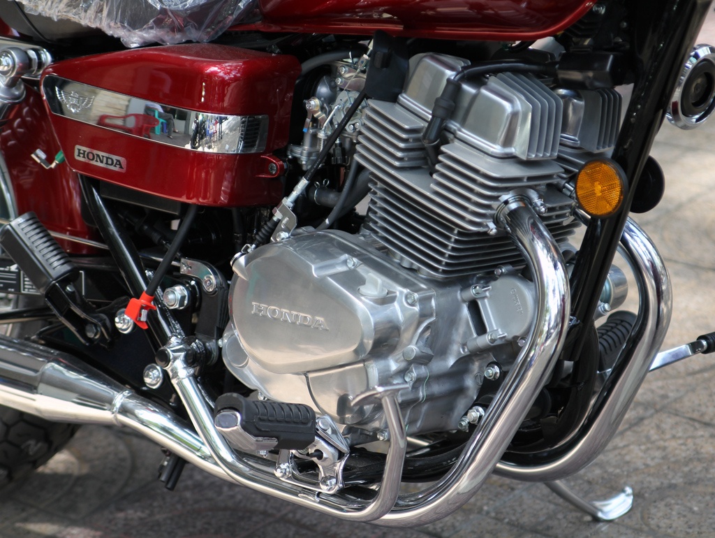 Động cơ 4 thì có sức mạnh 16 mã lực, vận tốc tối đa 110 km/h. Chuyển số Rebel 250 không bị gằn ngay cả khi kẹt xe. Trọng lượng 150 kg, cùng trọng tâm thấp nên khá thoải mái khi cầm lái.