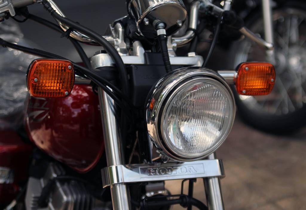 Chiều cao yên 675 mm, trọng tâm thấp, tay lái hơi đưa ra phía sau tạo nên tư thế ngồi thoải mái.